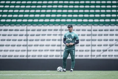Treino do Juventude antes de enfrentar o Santos, quarta-feira, na penúltima rodada da Série A. Na foto, o técnico Thiago Carpini<!-- NICAID(16177670) -->