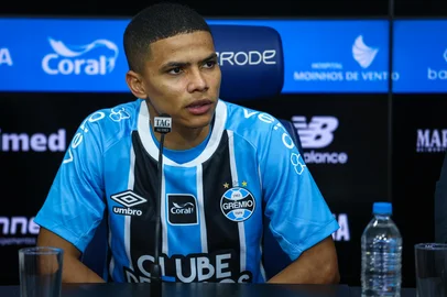 RS - FUTEBOL/APRESENTACAO GREMIO  - ESPORTES - Vice-presidente de futebol Antonio Dutra Junior, ao lado do diretor de futebol Rafael Lima apresenta o atleta Jose Enamorado como novo reforÃ§o do Gremio para a temporada 2026. FOTO: LUCAS UEBEL/GREMIO FBPA<!-- NICAID(16203265) -->