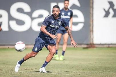 RS - FUTEBOL/ TREINO GREMIO 2022 - ESPORTES - Jogadores do Gremio realizam treino tÃ©cnico durante a manha desta quarta-feira, no CT Luiz Carvalho, na preparaÃ§Ã£o para a partida valida pelo Campeonato Brasileiro 2022. FOTO: LUCAS UEBEL/GREMIO FBPA<!-- NICAID(15076838) -->
