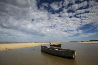 RIO GRANDE, RS, BRASIL - 07.01.2021 -  Imagens da Praia da Capilha, praia de água doce na Lagoa Mirim, localizada no 4o distrito do Taim, no sul do estado. (Foto: Jefferson Botega/Agencia RBS)Indexador: Jefferson Botega<!-- NICAID(14686183) -->