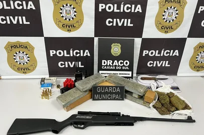 Na manhã desta terça-feira, 10 de junho de 2025, a Polícia Civil por meio da Delegacia de Repressão às Ações Criminosas Organizadas (DRACO) de Caxias do Sul, com o apoio da Guarda Municipal deflagrou a 2ª fase da Operação Boteco Azul, com o cumprimento de 15 mandados de busca e de apreensão e de abordagens em locais de traficância na proximidade de praça e de escola municipal no Bairro Fátima.Na ocasião, dois homens de 19 e 32 anos foram presos em flagrante respectivamente pelos delitos de tráfico de drogas e posse irregular de arma de fogo artesanal e munições diversas. Destaca-se a apreensão de aproximadamente 5 kg de maconha.<!-- NICAID(16056911) -->