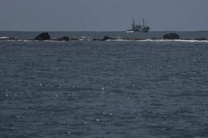 TORRES, RS, BRASIL, 09-01-2026: A Ilha dos Lobos, em Torres, volta a receber passeio de barcos de turismo no entorno. O Instituto Chico Mendes de Conservação da Biodiversidade (ICMbio) estuda permitir volta do surfe no local. Foto: Renan Mattos / Agência RBS<!-- NICAID(16201178) -->