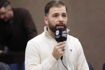 Augusto Martins/Câmara Caxias / Divulgação Os vereadores da Câmara de Caxias do Sul votaram pela não admissibilidade do pedido de cassação do vereador Hiago Morandi (PL). A votação foi na manhã desta quinta-feira (13). O documento foi protocolado na Casa pelo servidor da secretaria de Obras, Valdonir Rech, que alegou que Hiago teria proferido discurso de ódio contra ele durante uma sessão do dia 2 de outubro.<!-- NICAID(16166472) -->