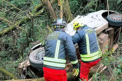 SÃO SEBASTIÃO DO CAÍ, RS, BRASIL - 29/06/2025 - Um homem de 45 anos morreu na tarde deste domingo (29), após colidir contra árvores situadas às margens da RS-124. O acidente ocorreu na divisa entre São Sebastião do Caí e Harmonia, no Vale do Caí, por volta das 14h30min.FOTO: Bombeiros Voluntários de São Sebastião do Caí / Divulgação<!-- NICAID(16069884) -->