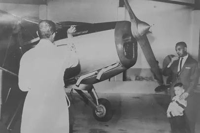 Formadora de pilotos para a 2ª Guerra Mundial, aeronave é restaurada e irá voar em cerimônia no Aeroclube de Garibaldi. NOV, 1963. Batismo Padre Eugênio Giordani a aeronave com o nome de Pioneiro, com o então diretor do jornal, Dr. Mário Rocha Neto.<!-- NICAID(16037486) -->