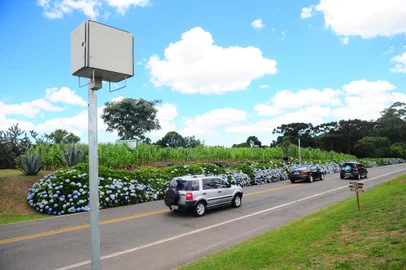 FARROUPILHA, RS, BRASIL, 24/12/2021. Câmeras do cercamento eletrônico em Farroupilha serão substituídas por equipamentos mais modernos e não irão multar. Na foto, local onde havia uma dessas câmeras, na Rodovia dos Romeiros, próximo à sede campestreo do Clube do Comércio. (Porthus Junior/Agência RBS)<!-- NICAID(14976480) -->