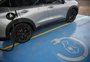Disparada nas vendas e expansão de eletropostos marcam avanço dos carros elétricos no RS
