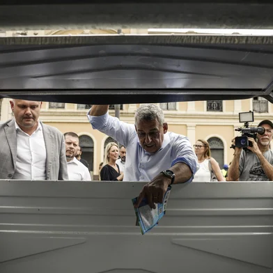 PORTO ALEGRE, RS, BRASIL - 2025.03.12 - Prefeitura divulga novos contêineres que serão utilizados na coleta de resíduos na cidade. Com investimento anunciado de R$84,5 milhões em dois anos, os primeiros bairros a receberem como teste os novos contêineres são centro, menino deus, praia de belas. (Foto: André Ávila/ Agência RBS)Indexador: Andre Avila<!-- NICAID(15994195) -->