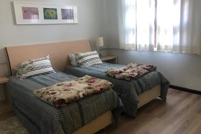 Casa Vitória será primeiro espaço da região das Hortênsias para acolher mulheres vítimas de violência doméstica A Casa Vitória que entrará em funcionamento em Canela é emblemática na luta contra a violência doméstica. Isso porque é a primeira da região das Hortênsias destinada acolher mulheres que são vítimas de ameaças, abusos e agressões. O espaço entrará em funcionamento nos próximos dias, sendo que nesta quarta-feira (8) será realizada uma reunião no abrigo com a equipe de voluntários que atuará no espaço por dois meses em um projeto piloto. A inauguração do espaço aconteceu em 27 de agosto dentro das programações do Agosto Lilás, mês dedicado a conscientização e combate contra violência doméstica.O abrigo é uma revindicação antiga da Dra. Simone Chalela, juíza da 2ª Vara Judicial da Comarca de Canela. Ela ressalta que os casos de violência contra mulher têm aumentado a cada dia. Conforme a juíza, eram entre 25 e 35 denúncias por mês e há 204 medidas protetivas tramitando, atualmente no município. Em agosto a média de caso aumentou para dois por dia.<!-- NICAID(14882269) -->