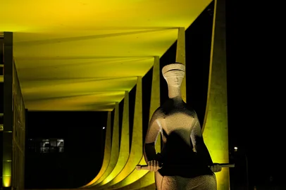 Fachada do Supremo Tribunal Federal (STF) à noite<!-- NICAID(16090871) -->
