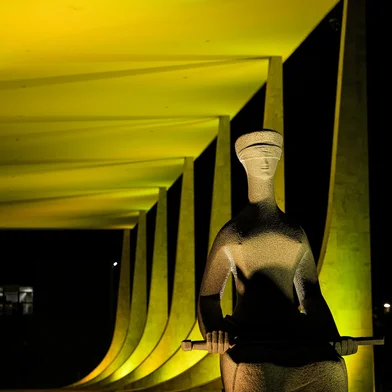 Fachada do Supremo Tribunal Federal (STF) à noite<!-- NICAID(16090871) -->