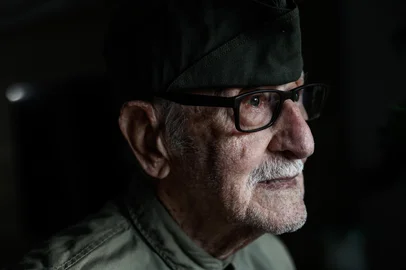 80 anos do fim da Segunda Guerra Mundial e da participação da FEB nos combates na Europa.Entrevistamos pracinhas gaúchos da FEB que ainda estão vivos para relembrar a história da campanha dos brasileiros na Europa.Elmo Diniz foi capitão, 104 anos de idade.Indexador: Andre Avila<!-- NICAID(16029145) -->