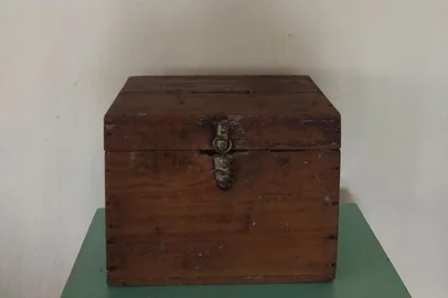 Urna de 1936 em exposição no museu de Santiago. O juiz gaúcho Moysés Antunes Vianna é considerado um mártir da Justiça Eleitoral no Brasil. Em 24 de maio de 1936, foi assassinado durante a eleição suplementar para prefeito de Santiago do Boqueirão, na Região Central. Ele tentava impedir um eleitor de colocar dois votos na urna.<!-- NICAID(16004588) -->