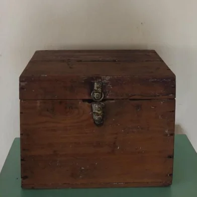 Urna de 1936 em exposição no museu de Santiago. O juiz gaúcho Moysés Antunes Vianna é considerado um mártir da Justiça Eleitoral no Brasil. Em 24 de maio de 1936, foi assassinado durante a eleição suplementar para prefeito de Santiago do Boqueirão, na Região Central. Ele tentava impedir um eleitor de colocar dois votos na urna.<!-- NICAID(16004588) -->