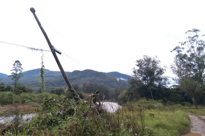 2 mil pessoas estão sem luz e água há três dias em Maquiné<!-- NICAID(16067804) -->