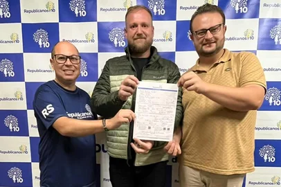 O novo secretário de Meio Ambiente e Sustentabilidade (Semmas), Ramon Sirtoli, ingressou nesta segunda-feira (13) no Republicanos. A assinatura ocorreu cinco meses após a filiação ao PSD, partido do prefeito Adiló Dicomenico. <!-- NICAID(16265496) -->