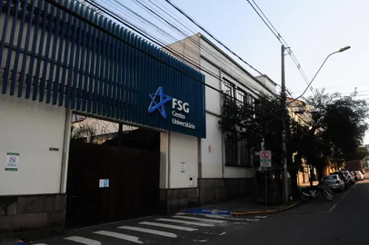 CAXIAS DO SUL, RS, BRASIL, 03/08/2020. A volta às aulas se aproxima para início do segundo semestre letivo no ensino superior, mas a maioria dos alunos e professores ficará em casa. As principais faculdades de Caxias do Sul já estão programadas para utilizar o ambiente virtual da melhor forma possível. Na foto, fachada do Centro Universitário da Serra Gaúcha (FSG). (Porthus Junior/Agência RBS)<!-- NICAID(14559486) -->