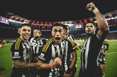 RIO DE JANEIRO, RJ, BRASIL, 31-07-2025: Flamengo x Atlético-MG no Estádio do Maracanã, pelo jogo de ida das oitavas de final da Copa do Brasil. Na foto, Cuello (C) comemora gol do Galo, ao lado de Saravia (E) e Hulk (D). (Foto: Pedro Souza/Atlético-MG/Divulgação).<!-- NICAID(16099280) -->