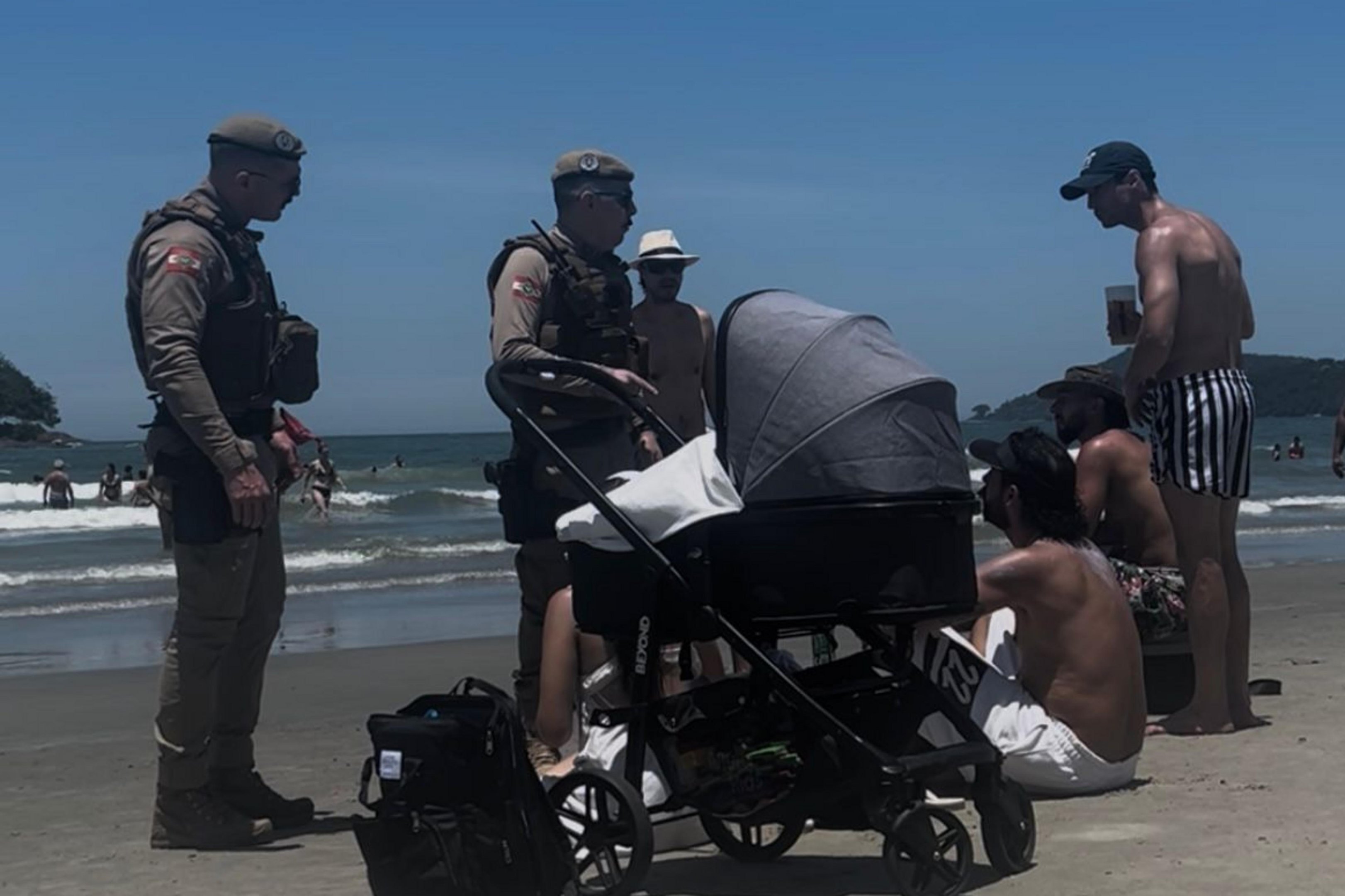 Pol&iacute;cia Militar aborda fam&iacute;lia na praia por expor beb&ecirc; a calor extremo em Santa Catarina; veja v&iacute;deo