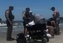 Polícia Militar aborda família na praia por expor bebê a calor extremo em Santa Catarina; veja vídeo