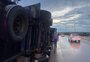Empurrada por vento forte, carreta tomba na ponte nova do Guaíba, em Porto Alegre; veja vídeo