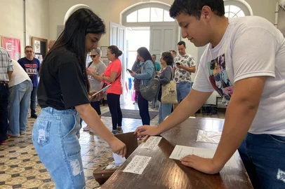 Na última terça-feira (30), aconteceu a eleição para os novos conselheiros do Conselho Municipal de Política Cultural (CMPC) da gestão 2024/2025, na sede da Secretaria Municipal de Cultura, na Estação Férrea, com horário de votação estendido das 11h às 19h30min. <!-- NICAID(15665656) -->