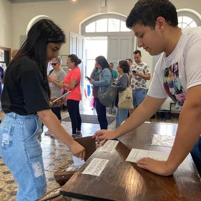 Na última terça-feira (30), aconteceu a eleição para os novos conselheiros do Conselho Municipal de Política Cultural (CMPC) da gestão 2024/2025, na sede da Secretaria Municipal de Cultura, na Estação Férrea, com horário de votação estendido das 11h às 19h30min. <!-- NICAID(15665656) -->