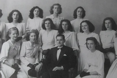 O paraninfo José Zugno e as formandas do Ginásio do Colégio São Carlos em 1948: Amalia Nunes Rotta, Anna Maria Pezzi, Angelina Schio, Antonieta Alberti, Edith Nonnemmacher, Celina Correa Córdova, Daicy Augusta Bertuol, Elisa Viero, Iró Elisa Milani, Mafalda Fávaro, Marina Gonzales, Thereza Verona, Zamilda Schio e Zilda Schio<!-- NICAID(14707028) -->
