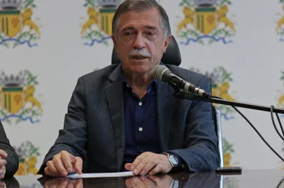 CAXIAS DO SUL, RS, BRASIL, 26/12/2024. O Prefeito Adiló Didomenico e o Vice-Prefeito Edson Néspolo anunciaram o primeiro escalão da gestão 2025-2028. A equipe de transição, deputado estadual Neri, O Carteiro, presidente do PSDB Municipal, o assessor Márcio Amaral e a atual Chefe de Gabinete, Grégora Fortuna dos Passos, acompanhou a coletiva à imprensa. (Porthus Júnior/Agência RBS)Indexador: Porthus JUNIOR<!-- NICAID(15942545) -->