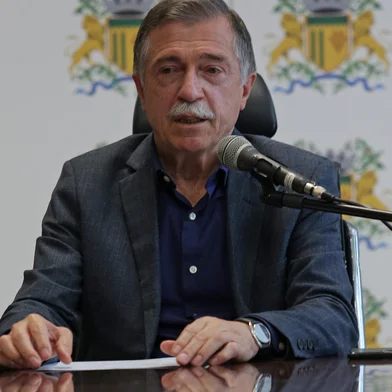 CAXIAS DO SUL, RS, BRASIL, 26/12/2024. O Prefeito Adiló Didomenico e o Vice-Prefeito Edson Néspolo anunciaram o primeiro escalão da gestão 2025-2028. A equipe de transição, deputado estadual Neri, O Carteiro, presidente do PSDB Municipal, o assessor Márcio Amaral e a atual Chefe de Gabinete, Grégora Fortuna dos Passos, acompanhou a coletiva à imprensa. (Porthus Júnior/Agência RBS)Indexador: Porthus JUNIOR<!-- NICAID(15942545) -->