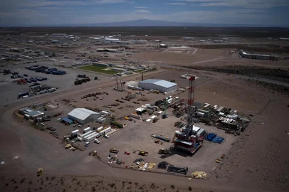 Aerial view of an industrial park, in Anelo, Neuquen province, Argentina, in the Vaca Muerta Formation, on November 28, 2019. - Vaca Muerta is an enormous non-conventional oil and gas deposit nestled in a geologic formation. It occupies over 30,000 square kilometers in the states of Neuquen, Rio Negro, La Pampa and Mendoza and provides 43% of the total oil production and 60% of the gas production of Argentina. (Photo by Emiliano Lasalvia / AFP)Editoria: ENVLocal: AneloIndexador: EMILIANO LASALVIASecao: weather scienceFonte: AFPFotógrafo: STR<!-- NICAID(15328930) -->