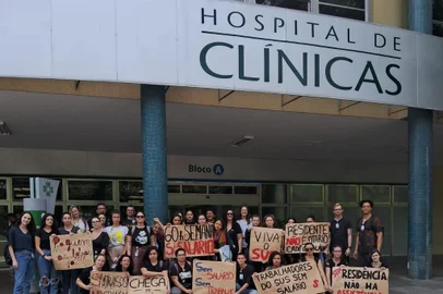 Residentes do Hospital de Clínicas de Porto Alegre realizam paralisação por atraso de pagamentos das bolsas<!-- NICAID(15594289) -->