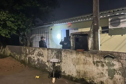 A Polícia Civil de Santa Catarina cumpriu mandados de busca e apreensão em Porto Alegre, na manhã desta quarta-feira (4), contra quadrilha investigada por aplicar o golpe do cartão trocado. A suspeita de que o grupo lesou pelo menos seis pessoas em cerca de R$ 60 mil cada.
