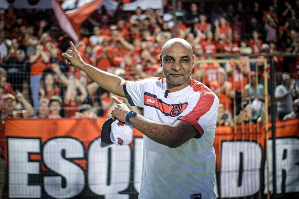 Emerson da Rosa afirma que Brasil de Pelotas segue no mercado: "Estamos buscando no m&iacute;nimo mais dois atletas"