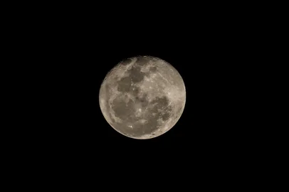 PORTO ALEGRE, RS, BRASIL - 2024.07.22- Lua cheia. (Foto: Renan Mattos/Agencia RBS)<!-- NICAID(15820388) -->