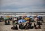 Último domingo de janeiro tem sol forte e faixa de areia lotada em Tramandaí