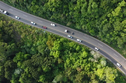 FARROUPILHA, RS, BRASIL, 11/11/2020. A curva da morte, no km 47 da RS-122, em Farroupilha, foi a campeã de infrações por excesso de velocidade nas primeiras quatro semanas de operação dos novos pardais em todo o estado. Entre os dias 9 e 31 de outubro, 1.219 foram flagrados acima do limite de 50 km/h pelos dois aparelhos instalados em cada ponta da curva. (Porthus Junior/Agência RBS)<!-- NICAID(14640494) -->