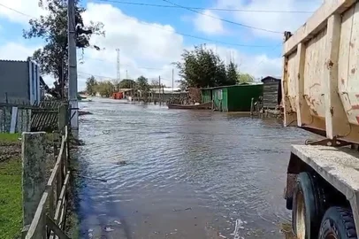 Nível do Canal São Gonçalo sobe e atinge comunidade de Santa Isabel, em Arroio Grande. Quatro famílias deixaram suas casas. Domingo, 6 de setembro de 2026. Imagem de morador.<!-- NICAID(16360295) -->