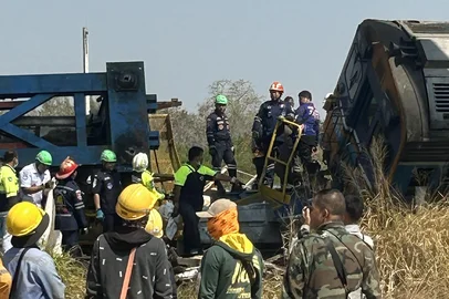 This UGC handout photo courtesy of Facebook user Smith Mikle taken and released on January 14, 2026 shows rescue workers next to the wreckage of a train crash after a construction crane collapse in Thailand's Nakhon Ratchasima province. A crane at an under-construction high-speed rail line in Thailand collapsed onto a passenger train on January 14, causing it to derail and killing at least 22 people, local authorities said. (Photo by Handout / Courtesy of Facebook user Smith Mikle / AFP) / NO USE AFTER JANUARY 24, 2026 05:20:07 GMT - NO USE AFTER JANUARY 24, 2026 05:20:07 GMT - RESTRICTED TO EDITORIAL USE  MANDATORY CREDIT «  AFP PHOTO / COURTESY OF FACEBOOK USER SMITH MIKLE » - NO MARKETING NO ADVERTISING CAMPAIGNS  DISTRIBUTED AS A SERVICE TO CLIENTS - NO ARCHIVE / Editoria: DISLocal: Nakhon RatchasimaIndexador: HANDOUTSecao: accident (general)Fonte: Courtesy of Facebook user Smith Fotógrafo: Handout<!-- NICAID(16203708) -->
