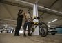 Dirigindo o próprio carro ou até mesmo de bike: a mudança no perfil dos vacinados desta terça-feira em Porto Alegre 