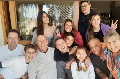 Foto da família Zucco, reunindo o deputado estadual Delegado Zucco e o deputado federal Luciano Zucco<!-- NICAID(15943401) -->