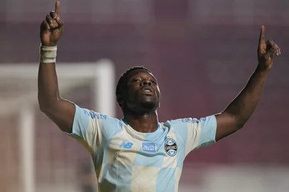 Gremio's Belgian midfielder #09 Francis Amuzu celebrates after scoring his team's second goal during the Copa Sudamericana group stage football match between Argentina's Deportivo Riestra and Brazil's Gremio at the Pedro Bidegain stadium in Buenos Aires on May 5, 2026. (Photo by JUAN MABROMATA / AFP)Editoria: SPOLocal: Buenos AiresIndexador: JUAN MABROMATASecao: soccerFonte: AFPFotógrafo: STF<!-- NICAID(16279477) -->