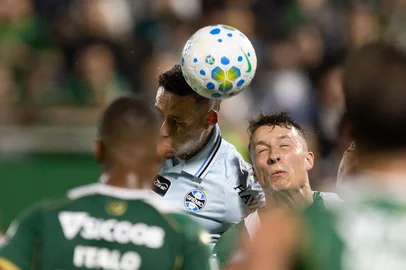 BRASILEIRO A 2025, CHAPECOENSE X GREMIOSC - BRASILEIRO A 2025, CHAPECOENSE X GRÊMIO - ESPORTES - SC - CHAPECO - 16/03/2026 - BRASILEIRO A 2025, CHAPECOENSE X GRÊMIO - Eduardo Doma jogador do Chapecoense disputa lance com Noriega jogador do Grêmio durante partida no estádio Arena Conda pelo campeonato [COMPETIÇÃO]. 16/03/2026 - Foto: LIAMARA POLLI/AGIF - AGÊNCIA DE FOTOGRAFIA/AGIF - AGÊNCIA DE FOTOGRAFIA/ESTADÃO CONTEÚDOEditoria: ESPORTESLocal: CHAPECOIndexador: LIAMARA POLLIFotógrafo: AGIF - AGÊNCIA DE FOTOGRAFIA<!-- NICAID(16246651) -->