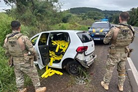PRF do Paraná apreende 559 quilos de maconha após perseguição em rodovia. Carro, que era conduzido por adolescente, bateu em barranco e capotou.