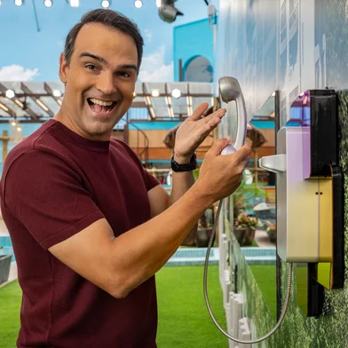 Pela terceira vez no BBB 25, o Big Fone entra em ação. Durante o programa ao vivo na noite deste sábado (22), o telefone vai tocar, e o recado tem tudo a ver com a formação de paredão desta semana.No programa desta quinta-feira, Tadeu Schmidt irá revelar a mensagem que será dita para quem atender o Big Fone.<!-- NICAID(15981061) -->