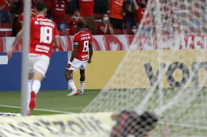 Inter x Athletico-PR, pela 32ª rodada do BrasileirãoNa foto: comemoração do gol do Edenilson<!-- NICAID(14940495) -->