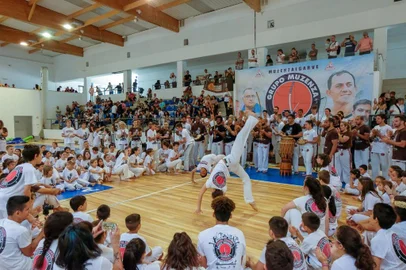 Encontro reúne capoeiristas em Caxias do SulFórum Gaúcho de Arte Capoeira tem atividades práticas e debatesCom o tema Passado, Presente e Futuro, o Fórum Gaúcho de Arte Capoeira vai reunir profissionais e público do gênero de sexta (11) a domingo (13), em Caxias do Sul. As atividades vão de aulas práticas a debates sobre a arte da capoeira, com experiências, relatos e encontros com mestres e contramestres de diferentes lugares, incluindo nomes atuantes na cena local.<!-- NICAID(15257249) -->