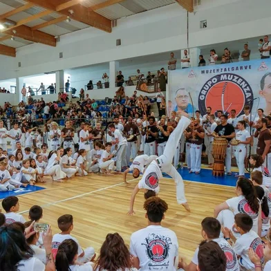 Encontro reúne capoeiristas em Caxias do SulFórum Gaúcho de Arte Capoeira tem atividades práticas e debatesCom o tema Passado, Presente e Futuro, o Fórum Gaúcho de Arte Capoeira vai reunir profissionais e público do gênero de sexta (11) a domingo (13), em Caxias do Sul. As atividades vão de aulas práticas a debates sobre a arte da capoeira, com experiências, relatos e encontros com mestres e contramestres de diferentes lugares, incluindo nomes atuantes na cena local.<!-- NICAID(15257249) -->