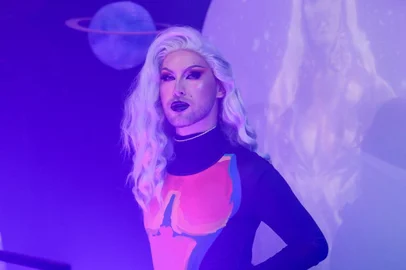 O mês do Orgulho LGBTQIA+ é a inspiração da festa Glowriosa Orgulhosa, que ocorre neste sábado (1º), às 22h, na casa noturna Level Cult, em Caxias do Sul.Parte do valor arrecadado no evento será destinado à ONG Construindo Igualdade, entidade que mantém a primeira casa de acolhimento voltada à comunidade LGBTQIA+ do Sul do Brasil. Até as 23h, os ingressos custam R$ 20. Após esse horário, o valor da entrada sobe para R$ 30.Com performances artísticas de drag queens, mulheres trans e pessoas não-bináries, a festa celebra a diversidade e o direito ao amor e reafirma a luta por políticas públicas de inclusão. O line up terá os DJs Queenie, Ariel, Pedro, Naomi e Mari. Ao longo da noite, o público poderá fazer maquiagens com glitter e neon, para espalhar as cores do arco-íris com estilo<!-- NICAID(15469693) -->