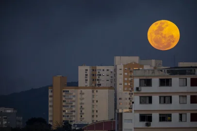PORTO ALEGRE, RS, BRASIL, 01.07.2023: Primeira superlua de agosto  chamada de Superlua do Esturjão. Foto: Camila Hermes/Agencia RBS<!-- NICAID(15498146) -->